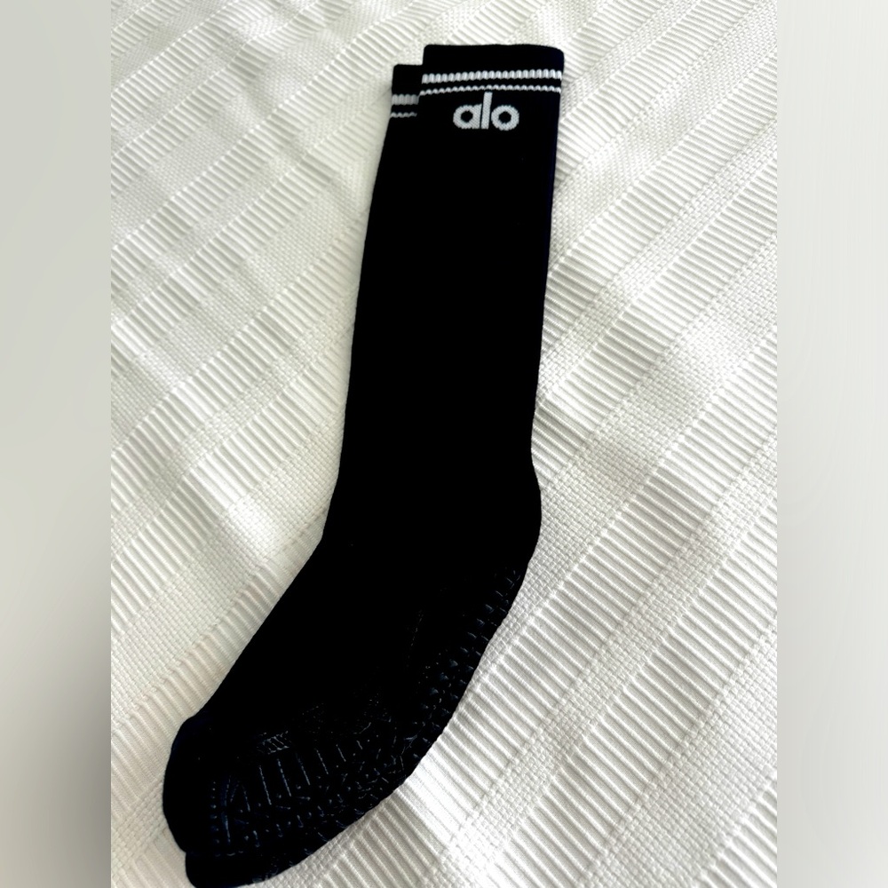 New ALO Yoga black mid calf barre Pilates grip grippy socks medium
